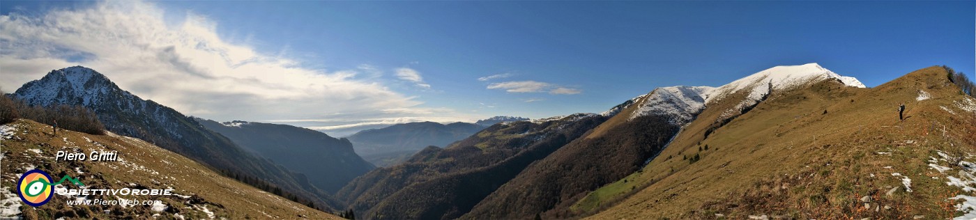 27 Saliamo sul sentiero di cresta per buon tratto senza neve.jpg